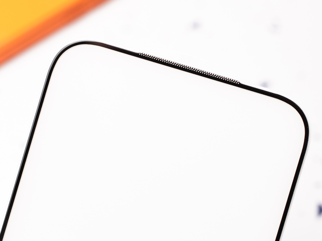 zakrytí mřížky sluchátka u iPhonu 17 Pro Max